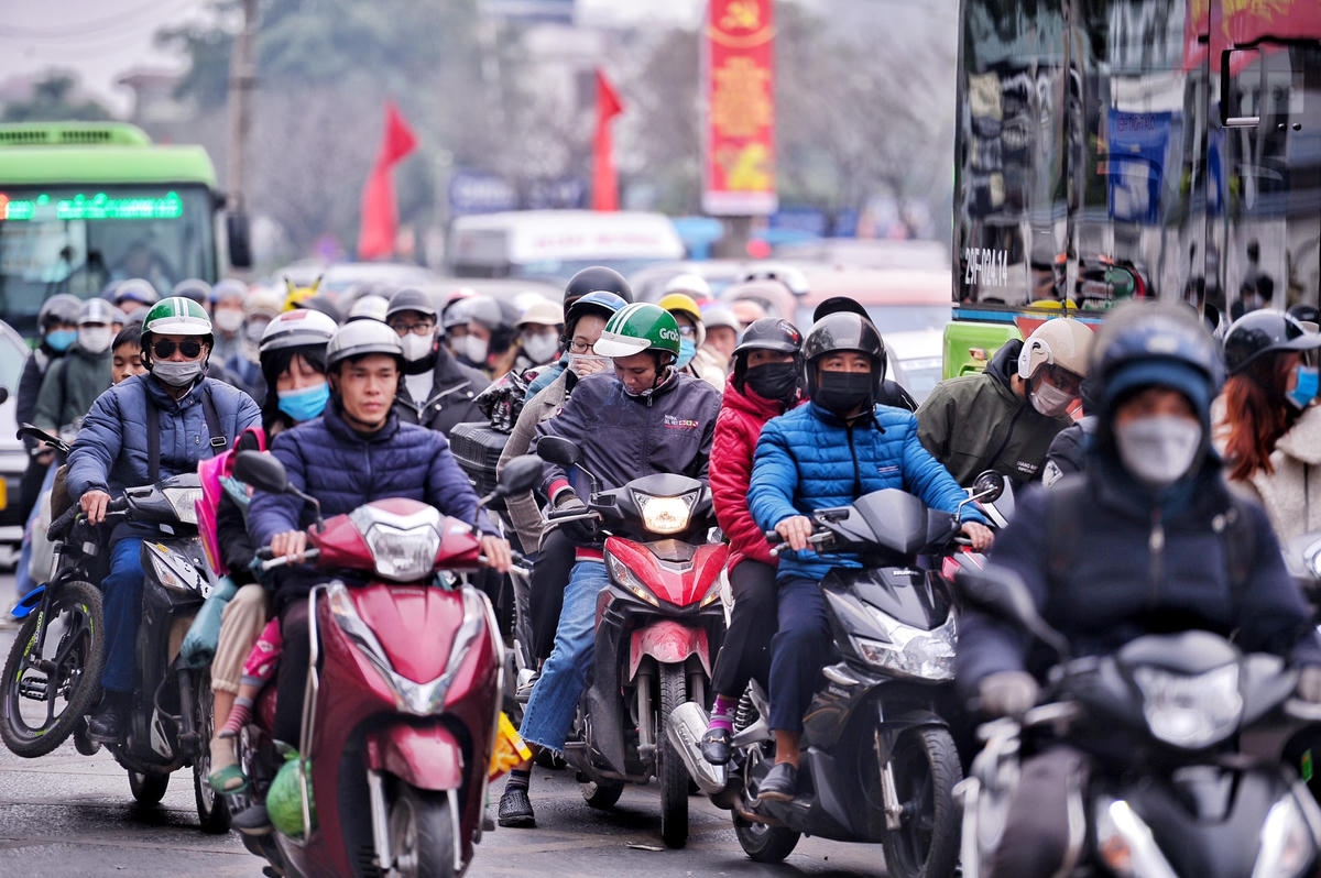 Đặc biệt tại các ngã tư, tình trạng ùn tắc cục bộ khiến việc đi lại của người dân gặp khó khăn.