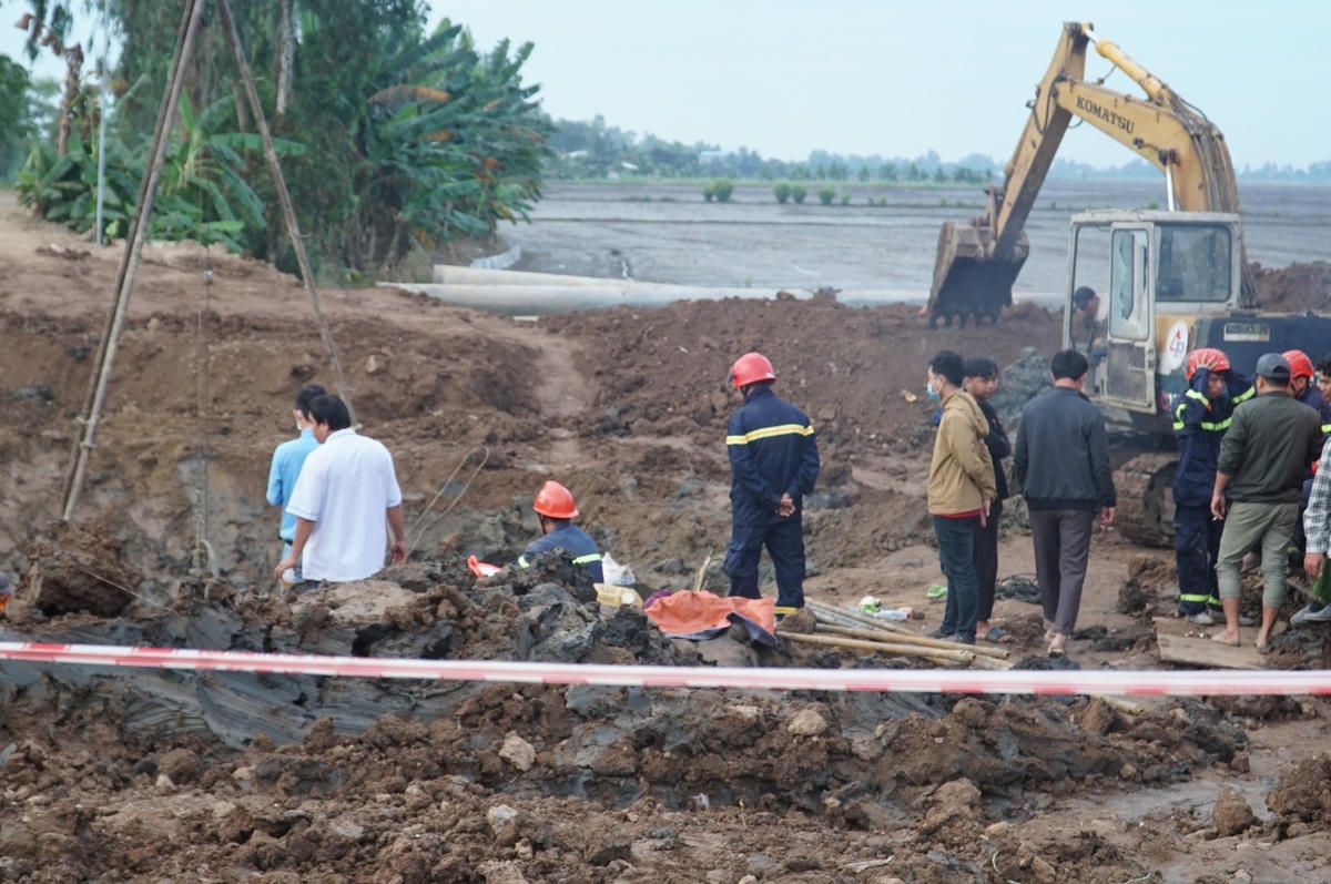Từ trưa ngày 31/2 đến 1/1/2023, lực lượng cứu hộ nỗ lực đưa em Hạo Nam ra khỏi trụ bê tông.