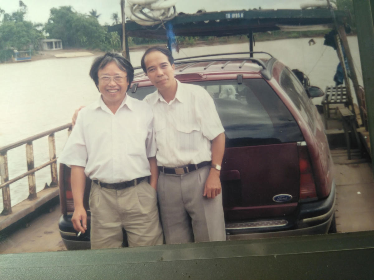 GS Nguyễn Xuân Tấn (bên trái) cùng tác giả bài viết trong lần qua phà sông Luộc về quê anh ở Thái Bình (năm 2004).  
