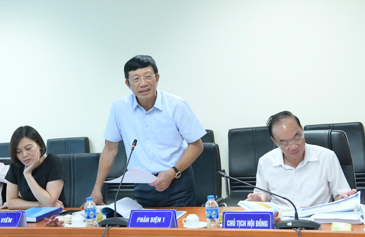 ThS. Đỗ Văn Tạo - Vụ trưởng Vụ Tổ chức cán bộ, Phản biện 1 - nêu một số góp ý với Ban Đề tài. Ảnh: Nguyễn Ly