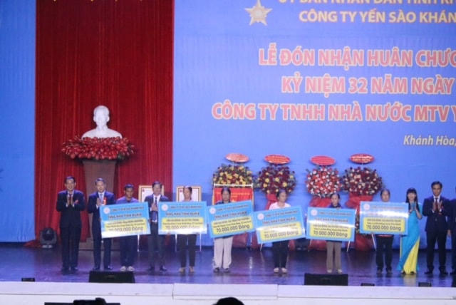 Trao 6 nhà Đại đoàn kết trị giá 420 triệu đồng cho các gia đình nghèo trên địa bàn tỉnh.