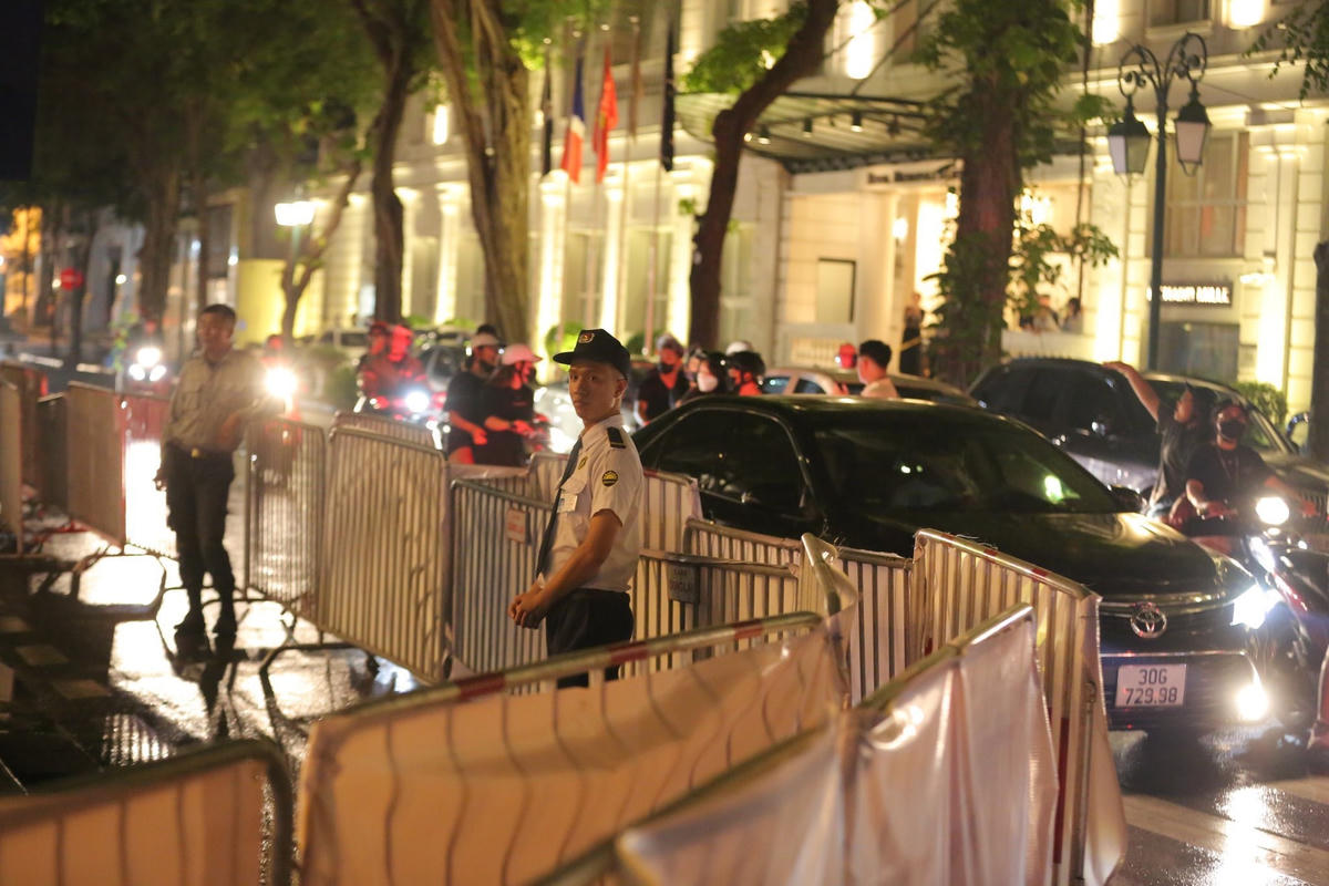 Bộ phận bảo vệ phải làm việc hết công suất để giữ trật tự.