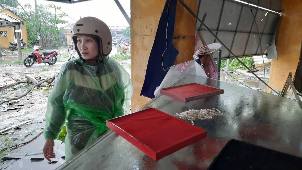 Cơn lốc đi qua khiến không ít quầy hàng trong chợ Cửa Việt bị đánh sập. Ảnh: Cường Nguyễn.