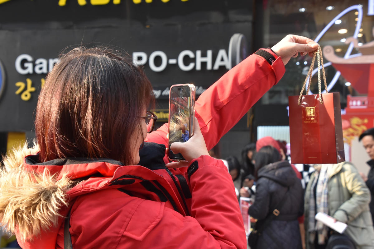 Chị Nguyễn Hương (Cầu Giấy, HN) cho biết, năm nào cũng đến cửa hàng này để mua vàng. Tuy nhiên theo đánh giá của chị Hương, lượng khách hàng giảm hẳn so với các năm, việc mua vàng cũng nhanh chóng và dễ dàng hơn rất nhiều.