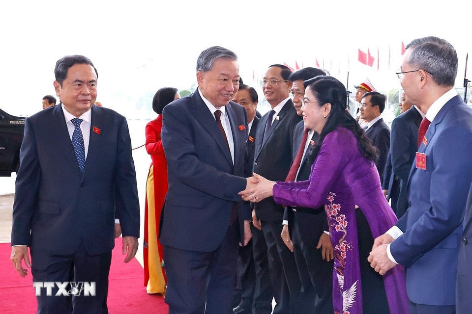 Chủ tịch Quốc hội Trần Thanh Mẫn và lãnh đạo Quốc hội đón Tổng Bí thư Tô Lâm đến chương trình gặp mặt. (Ảnh: Doãn Tấn/TTXVN)