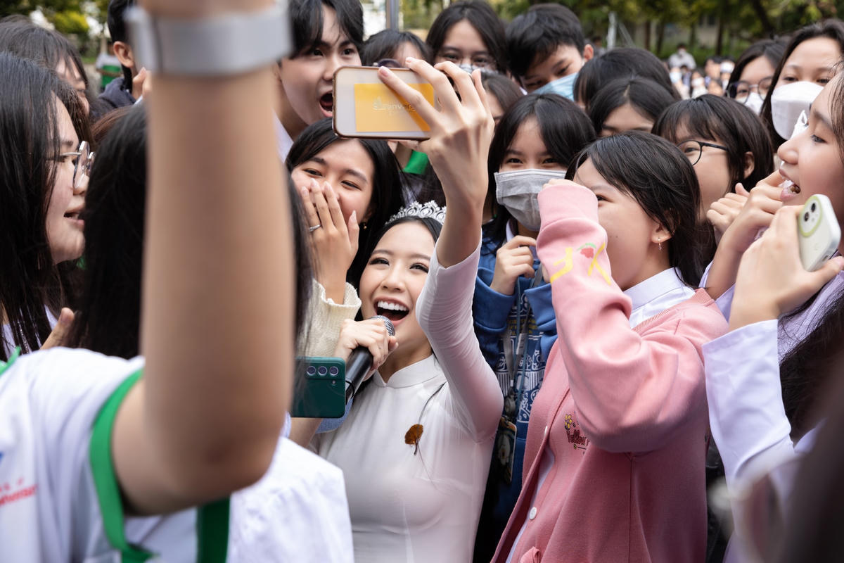 Á hậu 1 trở về quê trong vòng tay chào đón của gia đình và người hâm mộ. Ảnh: NVCC. 