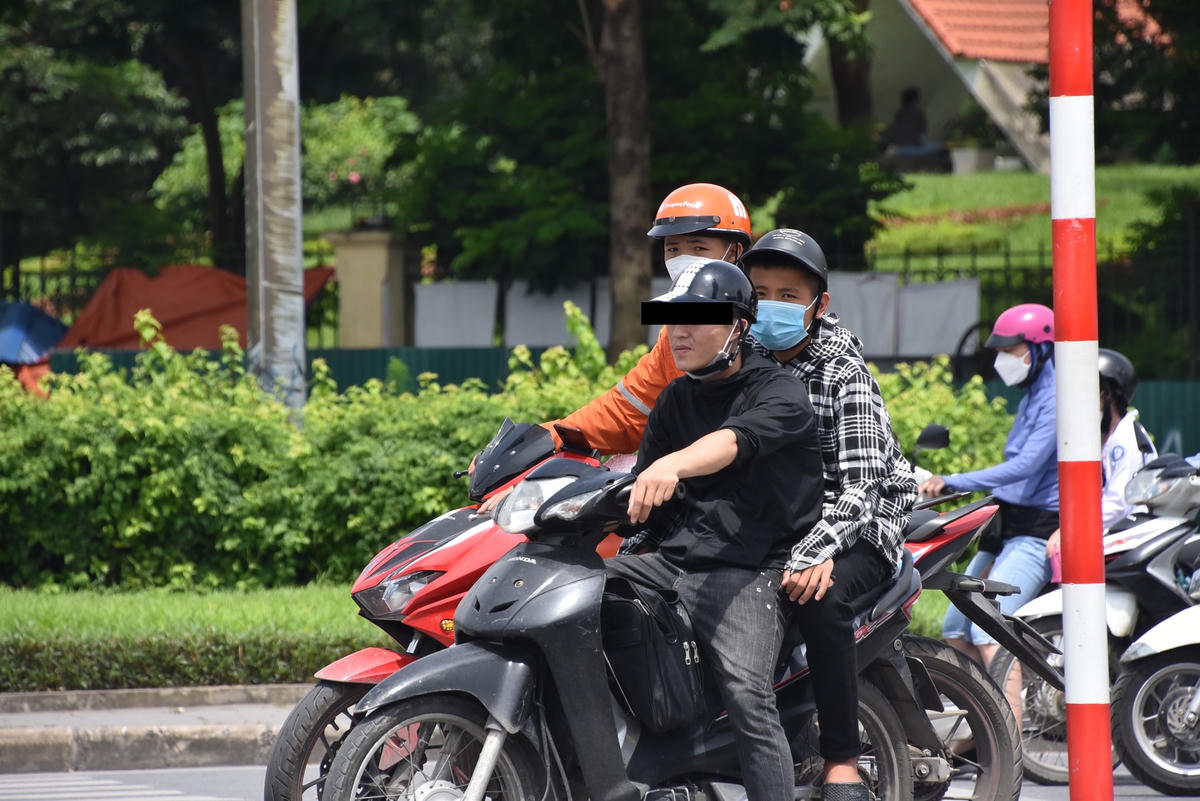 [ẢNH] Người Hà Nội thản nhiên ra đường không khẩu trang
