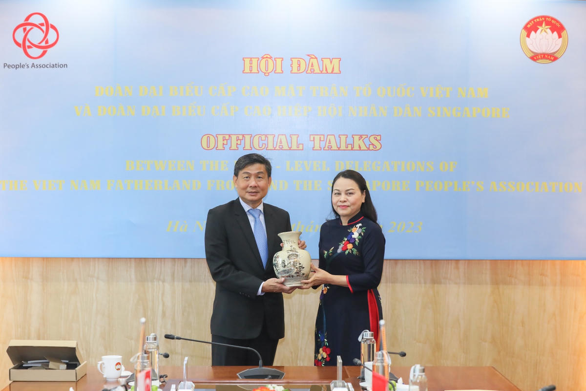 Phó Chủ tịch - Tổng Thư ký Nguyễn Thị Thu Hà tặng quà lưu niệm cho ông Jimmy Toh Yong Leng cùng Đoàn đại biểu Hiệp hội Nhân dân Singapore. Ảnh: Quang Vinh.