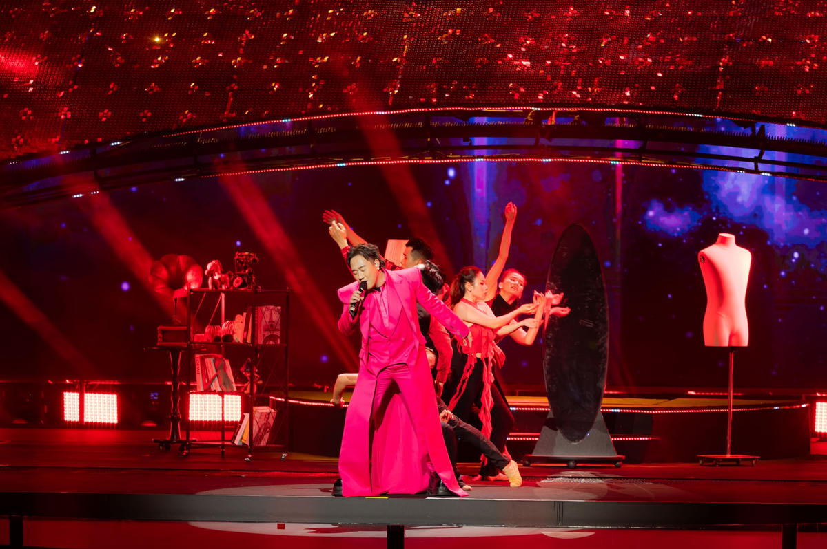 Trung Quân đánh dấu chặng đường 15 năm ca hát bằng 2 liveshow. 