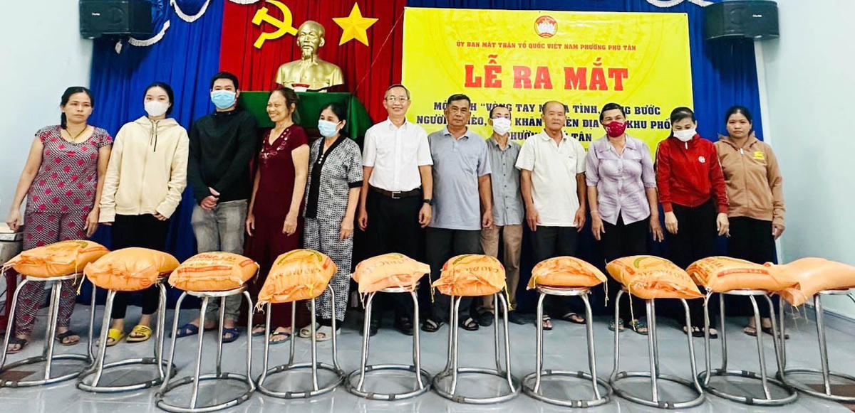 Trao quà hỗ trợ người nghèo trên địa bàn phường Phú Tân tại buổi lễ (Ảnh Q.NH)