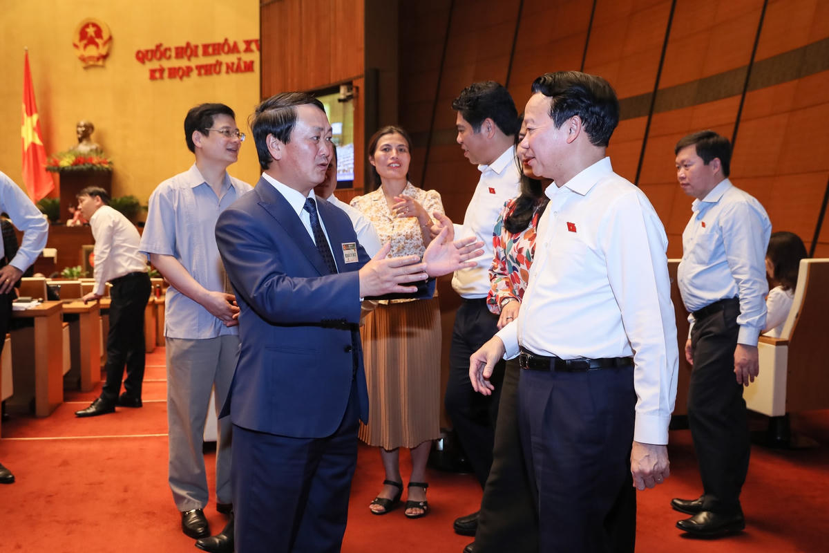 Ông Hầu A Lềnh chia sẻ với các đại biểu trong giờ giải lao (Ảnh: Quang Vinh)