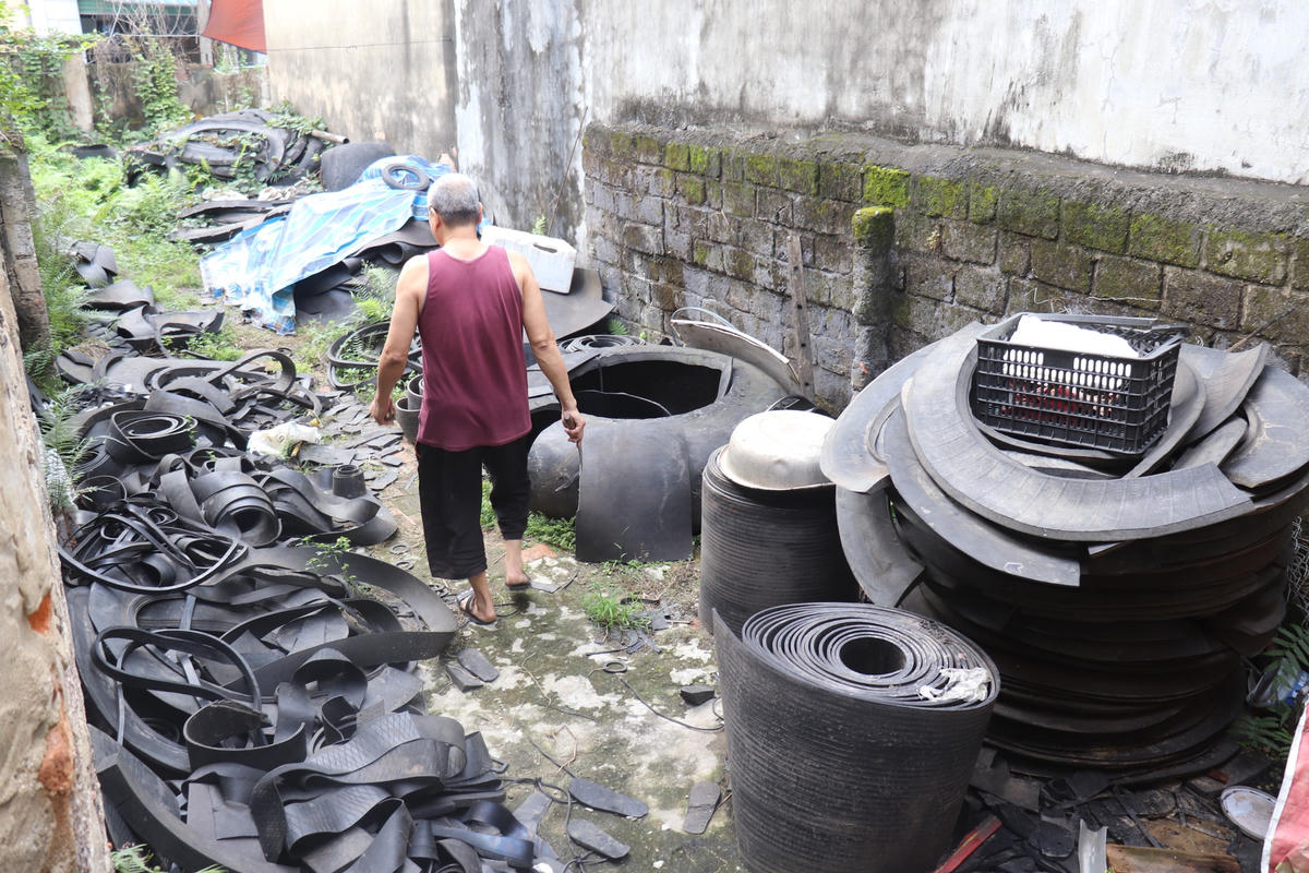 Tuy nhiên, chỉ được ít năm, sự phát triển của kinh tế xã hội kéo rất nhiều các sản phẩm giày dép đa dạng về chất liệu, mẫu mã khiến cho dép cao su không còn thịnh hành nữa. Có những giai đoạn tưởng chừng cái nghề thủ công này không thể tồn tại nữa.