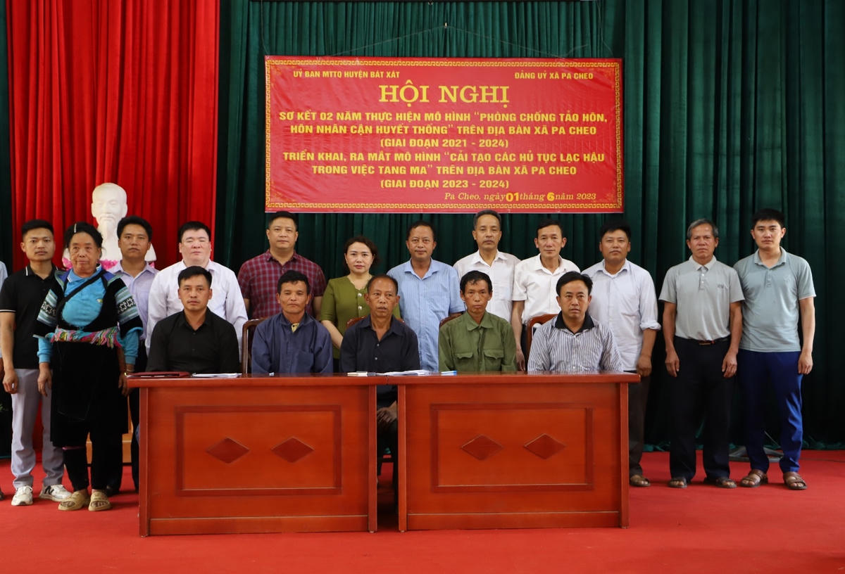 Người uy tín của huyện cùng ký cam kết thực hiện tốt mô hình phòng chống tảo hôn và hôn nhân cận huyết thống.