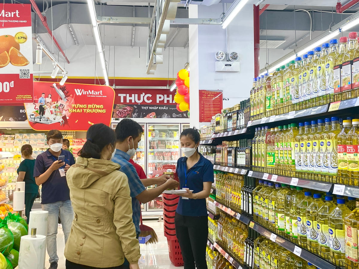 Khách hàng mua sắm tại WinMart Trần Huỳnh (Bạc Liêu) ngày khai trương 2.