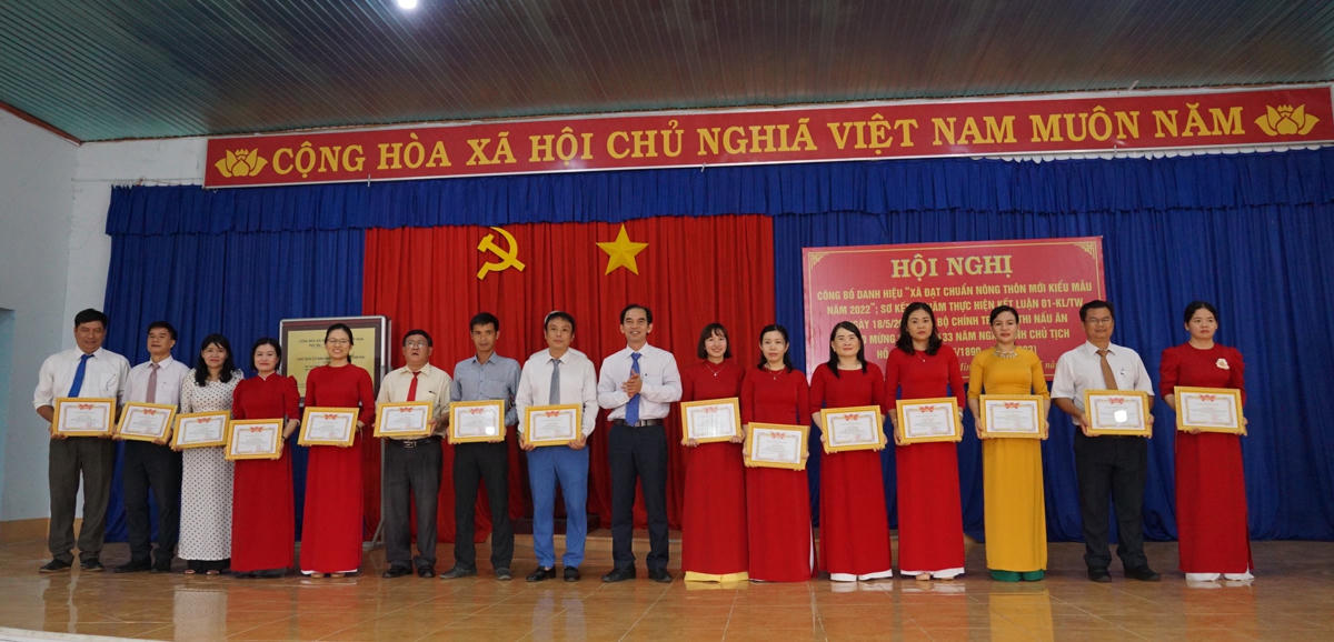 Tặng thưởng cho các tập thể, cá nhân có thành tích xuất sắc trong xây dựng Nông thôn mới kiểu mẫu. Ảnh: Mạnh Thìn. 