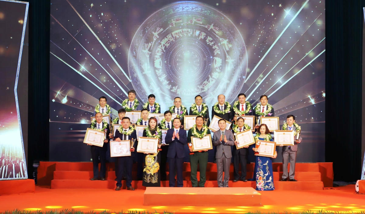 Ông Đỗ Trọng Hưng, Bí thư Tỉnh ủy và ông Đỗ Minh Tuấn, Chủ tịch UBND tỉnh Thanh Hóa đã trao tặng Bằng khen của Thủ tướng Chính phủ cho 7 tập thể và 11 cá nhân.