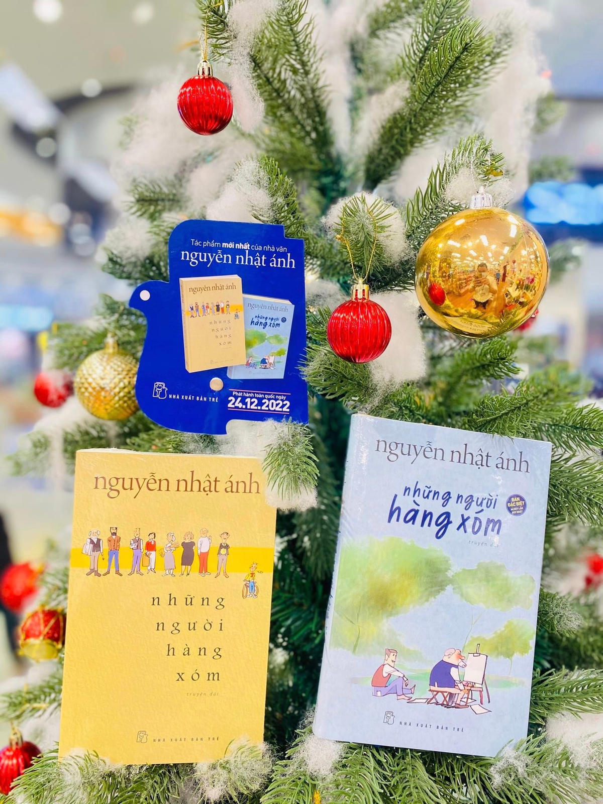 "Những người hàng xóm" ngoài ấn bản phổ thông (bên trái) còn có ấn bản đặc biệt, bìa cứng, chỉ in một lần.