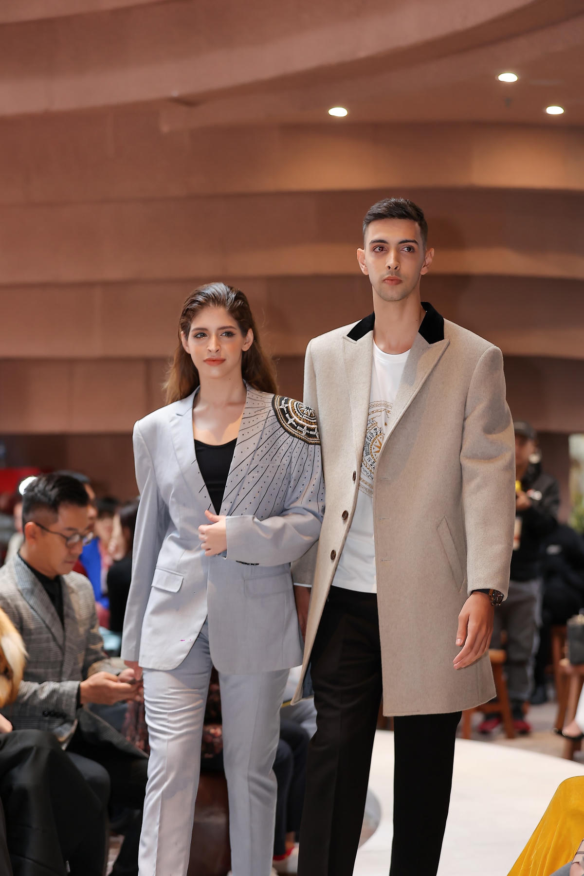 Hạ Vy, Andrea Aybar sải bước ấn tượng với thiết kế menswear
