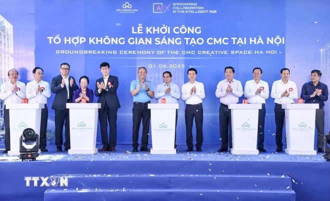 Thủ tướng Phạm Minh Chính và các đại biểu khởi công dự án Tổ hợp Không gian sáng tạo tại Hà Nội. (Ảnh: Dương Giang/TTXVN) ttxvn-thu-tuong-pham-minh-chinh-du-khoi-cong-to-hop-khong-gian-sang-tao-tai-ha-noi-8067328-3.jpg