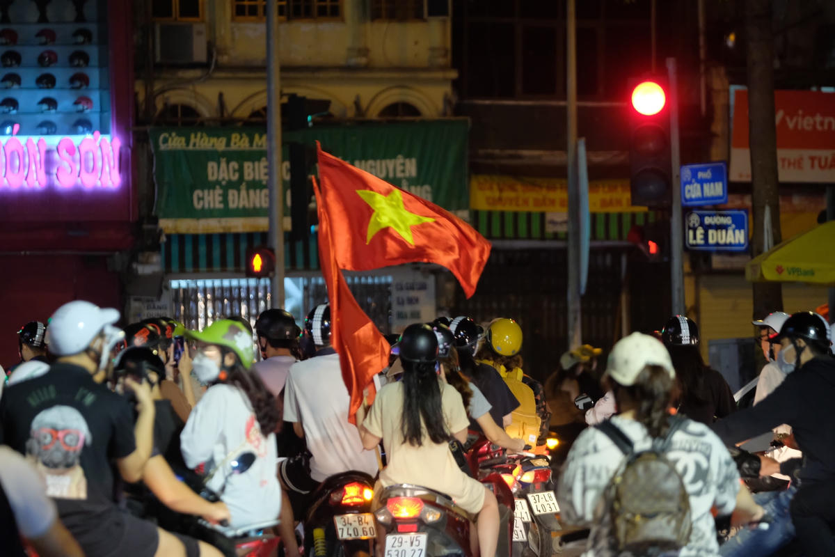 Không kìm chế được cảm xúc vui sướng, ngay sau khi tiếng còi của trọng tài vang lên kết thúc trận đấu. Hàng nghìn người dân Hà Nội đã mặc áo cờ đỏ sao vàng, cầm lá cờ tổ quốc và kèn, băng rôn… đổ ra các tuyến đường trung tâm thành phố.