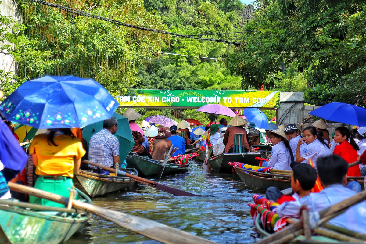 Du khách tham quan khu du lịch Tam Cốc-Bích Động.