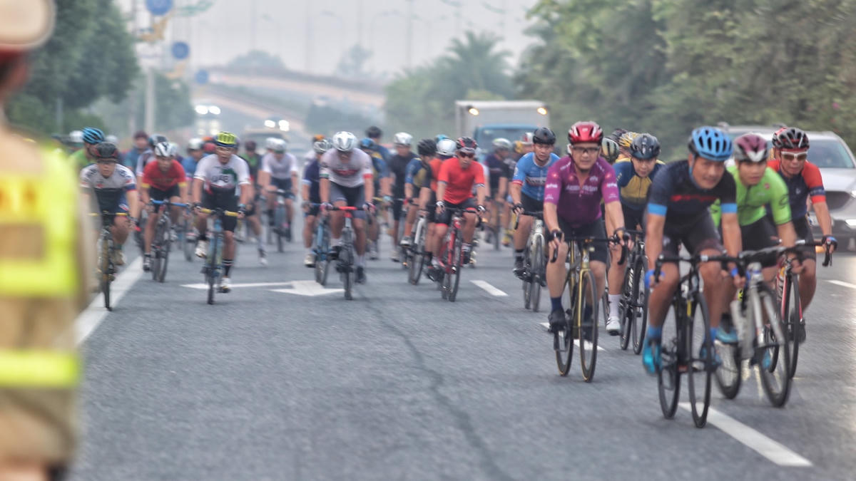 Hàng đoàn xe đạp đi vào làn tốc độ cao trên Đại lộ Võ Nguyên Giáp - sân bay Nội Bài.