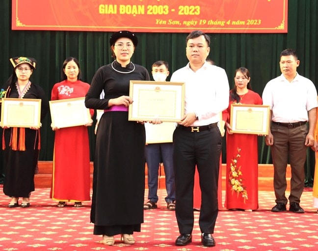 Ông Đỗ Hùng Đức, Phó Bí thư Thường trực Huyện ủy trao giấy khen cho các Ban công tác Mặt trận ở khu dân cư có thành tích xuất sắc trong tổ chức Ngày hội Đại đoàn kết toàn dân tộc, giai đoạn 2003 - 2023.