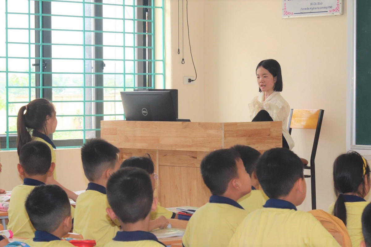 Cô giáo Thắm trả lời những đáp án của các em học sinh. Ảnh: Đình Minh