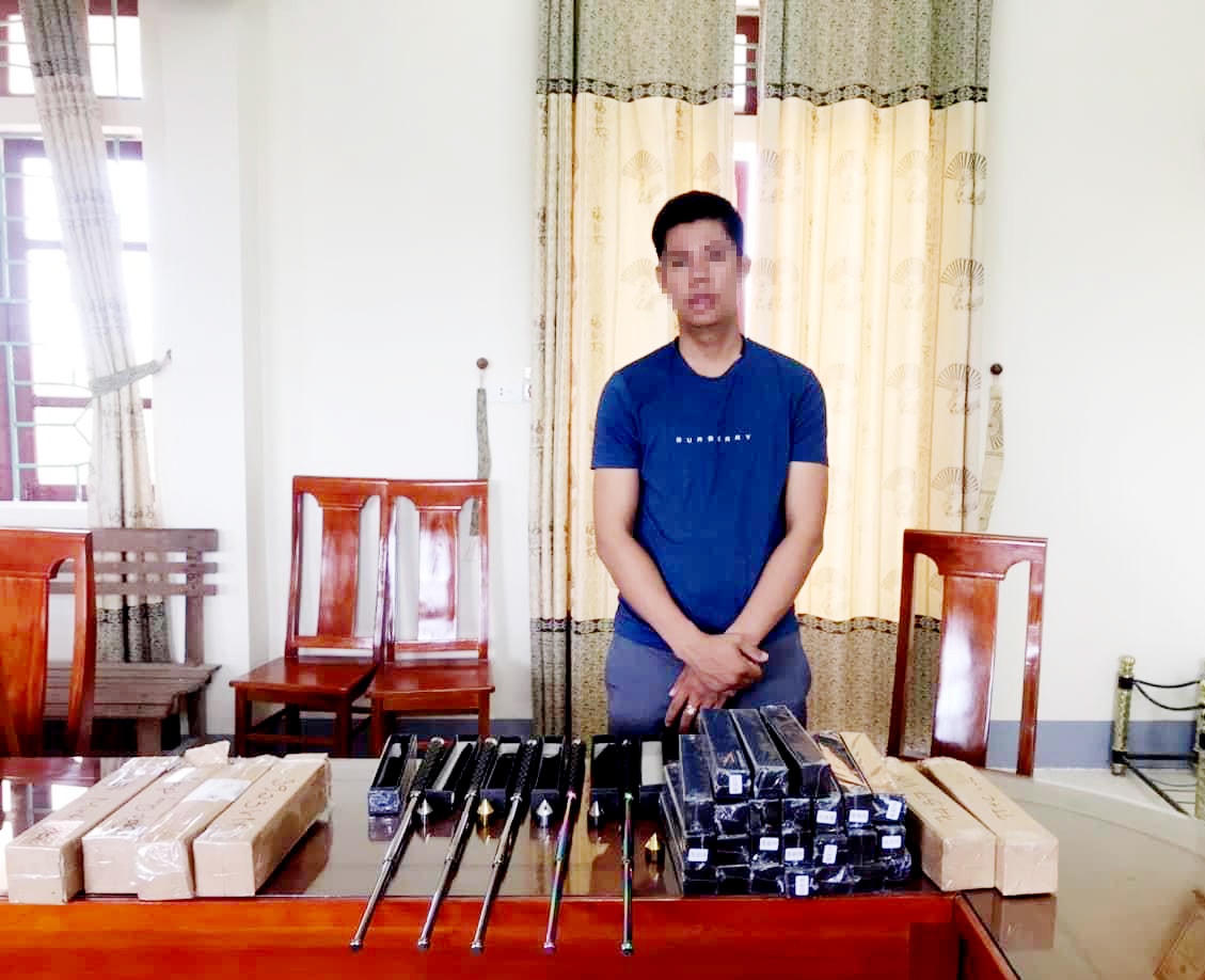 Đối tượng N.V.H. cùng tang vật là những vũ khí công cụ hỗ trợ.