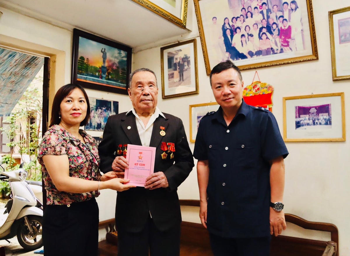 Ông Lê Phú trao tặng tư liệu về Đại đội Ký Con cho Bảo tàng MTTQ Việt Nam.
