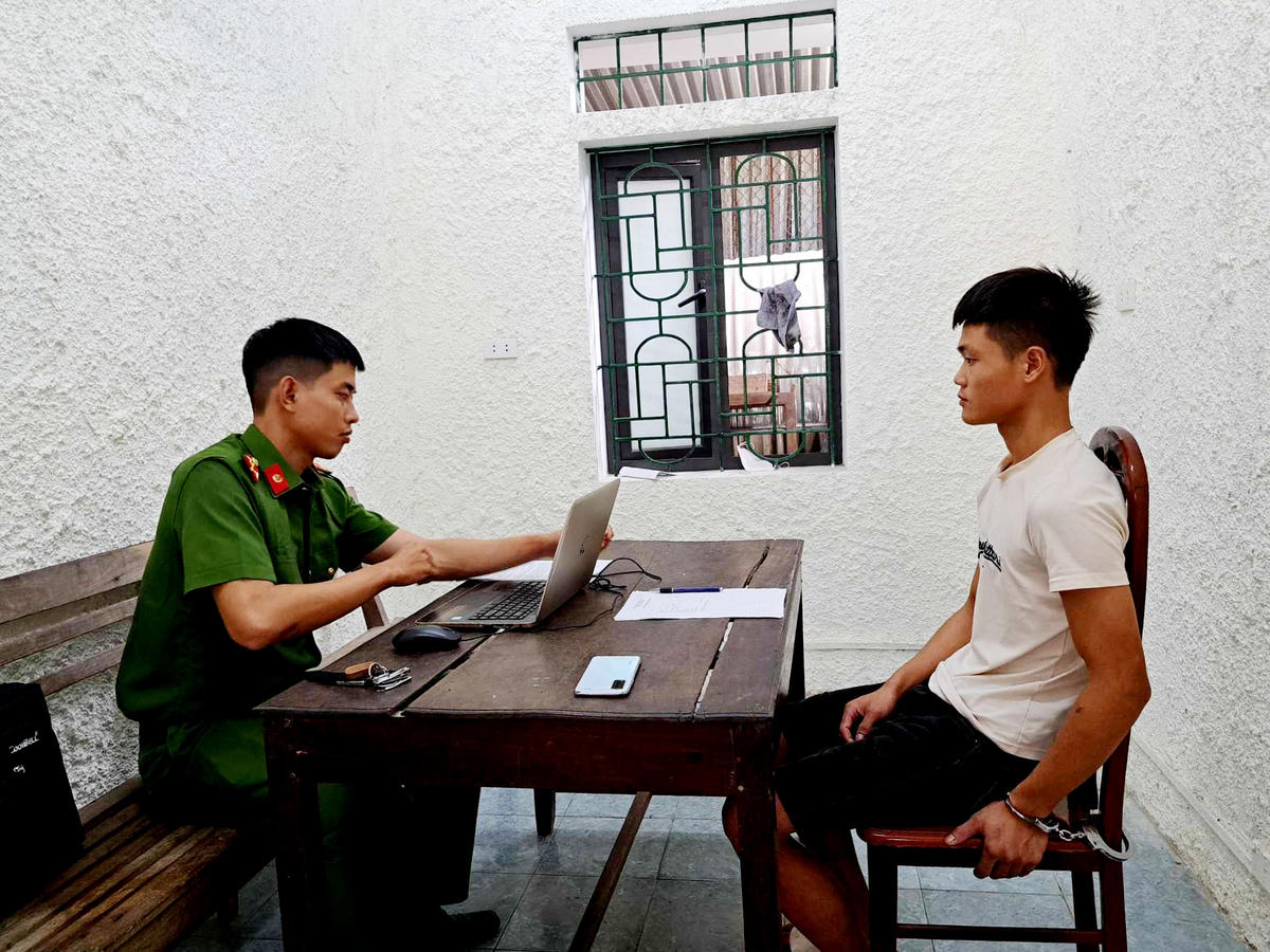 Đối tượng Phan Văn Long tại cơ quan công an. 