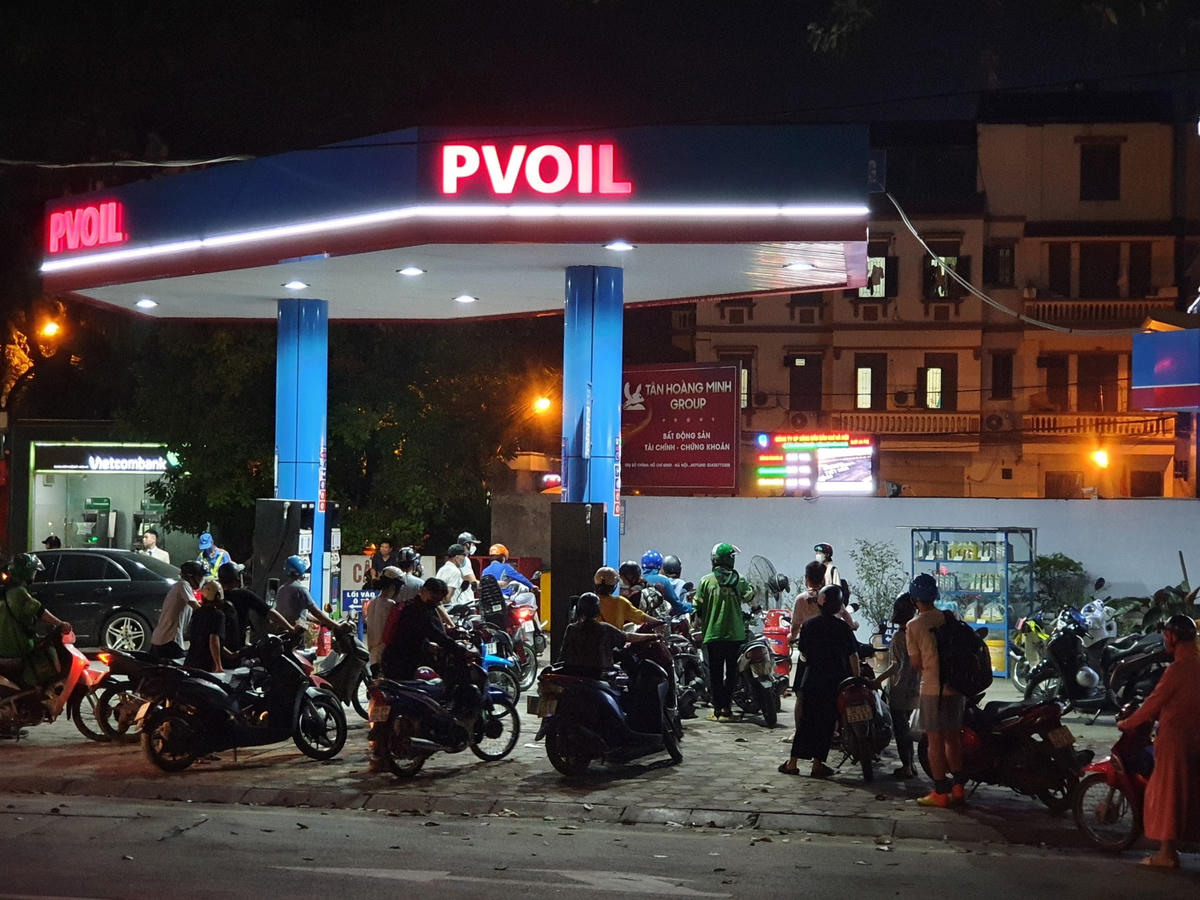 Một cây xăng trên đường Trần Cung vẫn đông đúc vào lúc 22h.