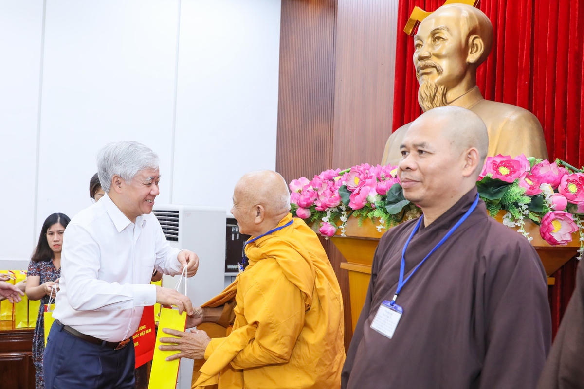 Bí thư Trung ương Đảng, Chủ tịch UBTƯ MTTQ Việt Nam Đỗ Văn Chiến tặng quà đại biểu dân tộc thiểu số và chức sắc tiêu biểu các tôn giáo tỉnh Lâm Đồng.