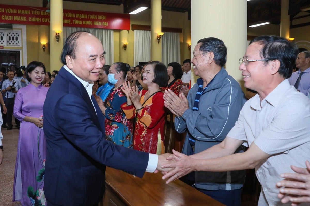 Chủ tịch nước Nguyễn Xuân Phúc và nhân dân phường Điện Biên, quận Ba Đình.