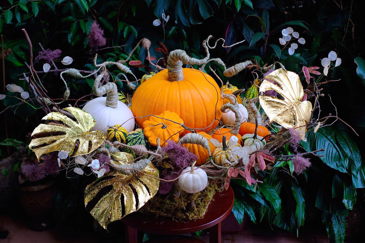 Halloween là lễ hội truyền thống được du nhập vào Việt Nam khoảng hơn 10 năm trở lại đây, trong đêm ngày 31/10 hàng năm mọi người sẽ hoá trang, trang điểm với những trang phục rùng rợn.