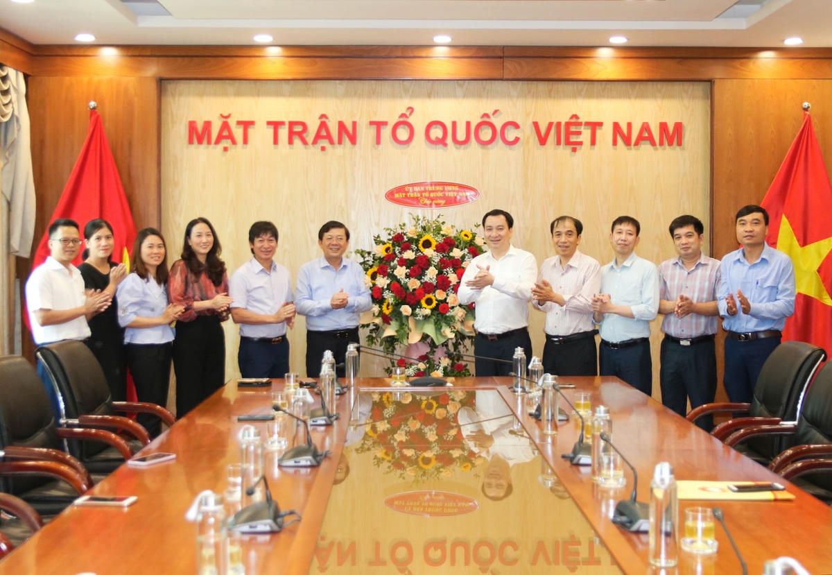 Phó Chủ tịch Nguyễn Hữu Dũng tặng hoa chúc mừng Ban Tuyên giáo UBTƯ MTTQ Việt Nam.