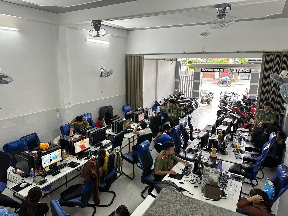 Lực lượng Công an kiểm tra tại trụ sở Công ty Tài chính TNHH MTV Mirae Asset - Chi nhánh ở Quảng Nam.