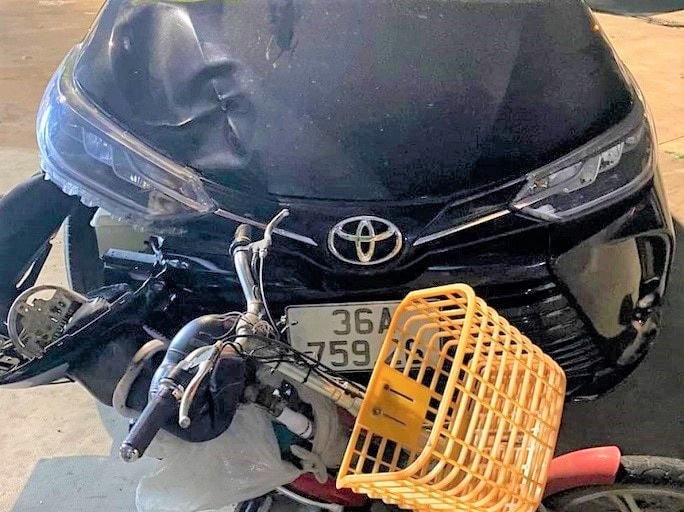 Chiếc xe ô tô do tài xế Lê Văn Thọ điều khiển tông chết người, kéo lê xe đạp điện gần 5km.