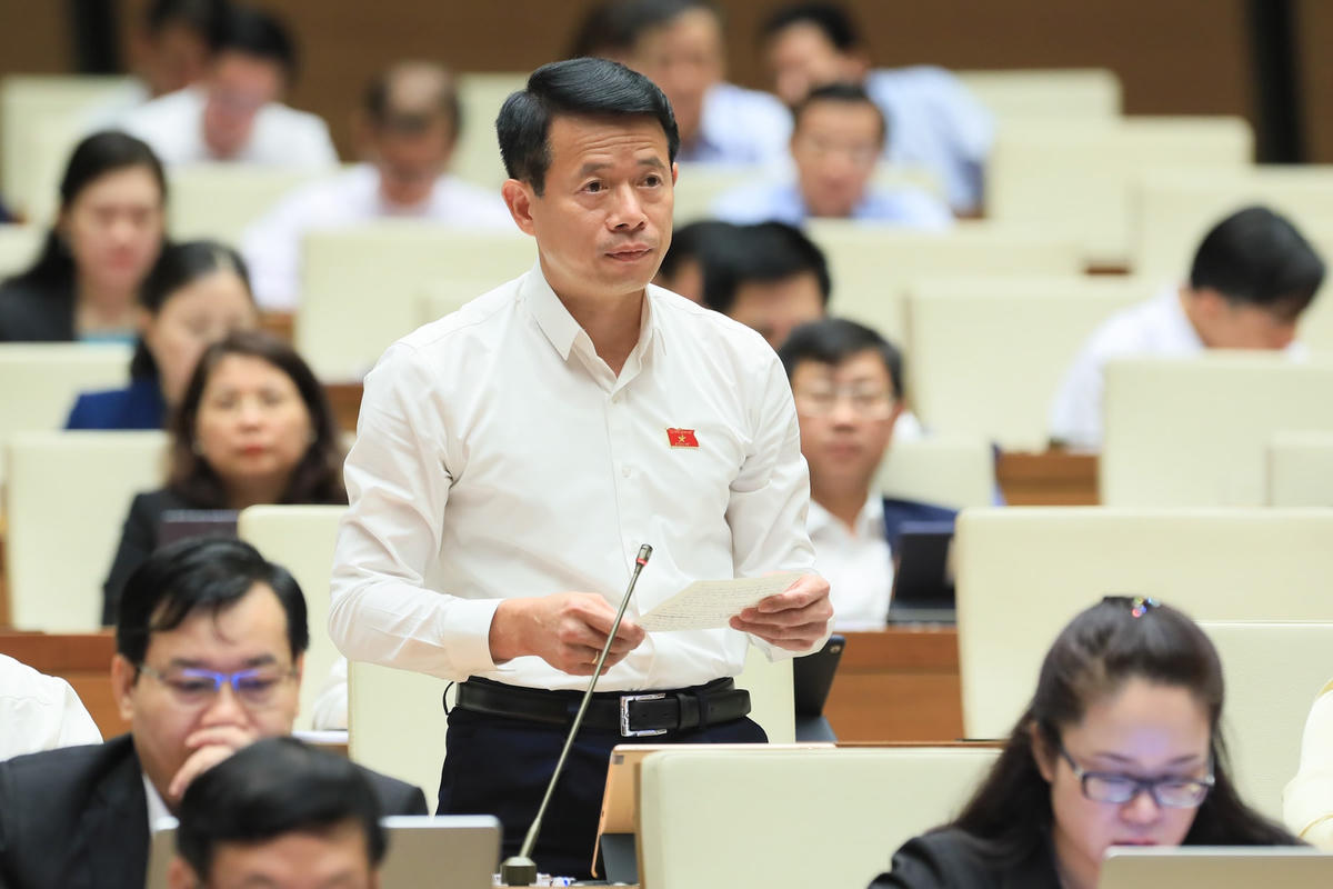 Đại biểu Quốc hội phát biểu tại Hội trường, ngày 30/5. Ảnh: Quang Vinh.