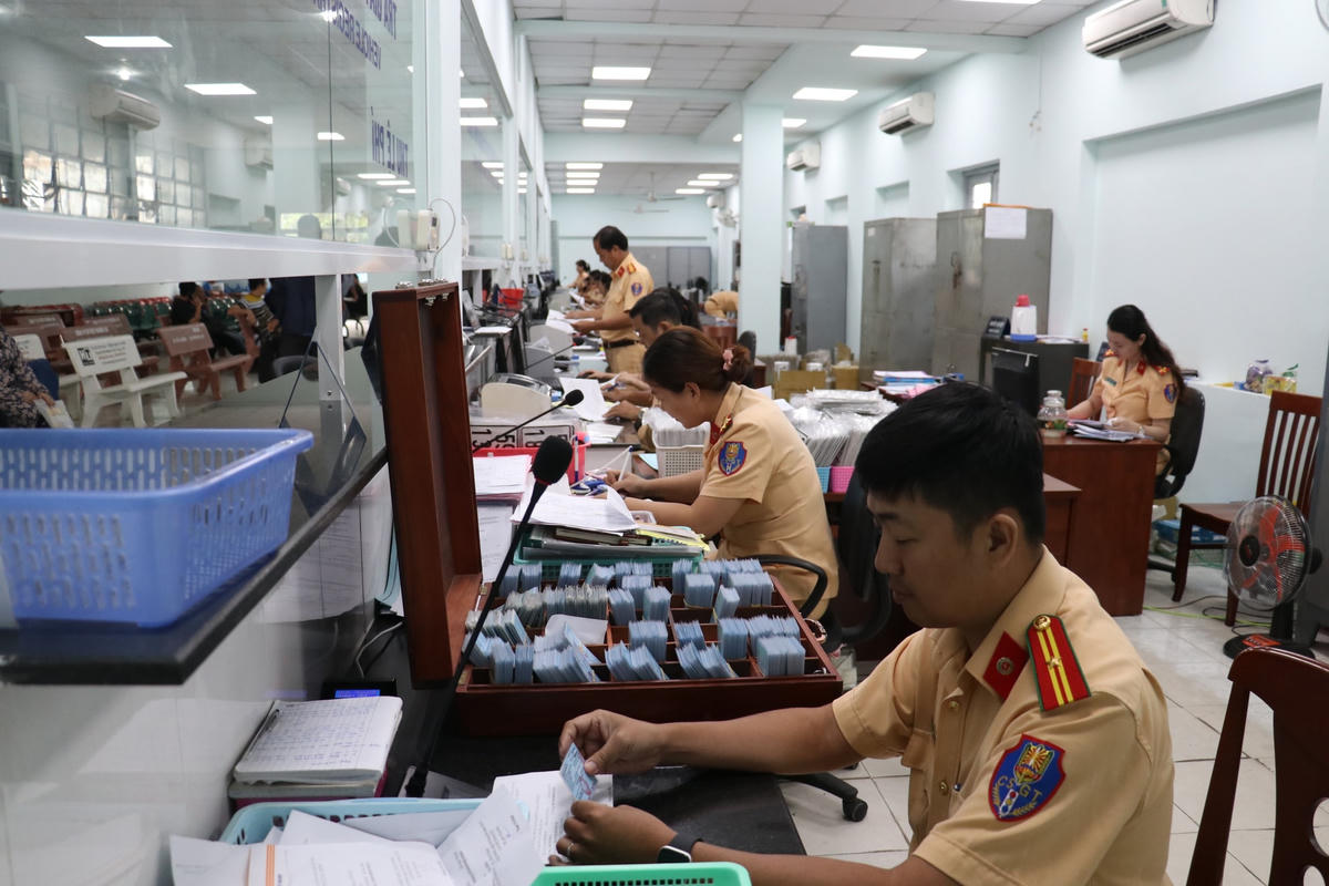 Cho đến nay TPHCM đã phân cấp đăng ký xe (ô tô, mô tô, xe máy điện) để tháo gỡ tình trạng quá tải hồ sơ trong thời gian qua.