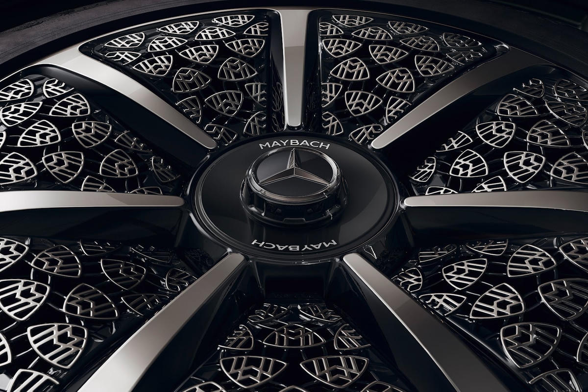 Bánh xe dành riêng cho Night Series, thiết kế với khoảng trống giữa các nan hoa được tạo bởi hoa văn logo Maybach. Ảnh: Carbuzz.