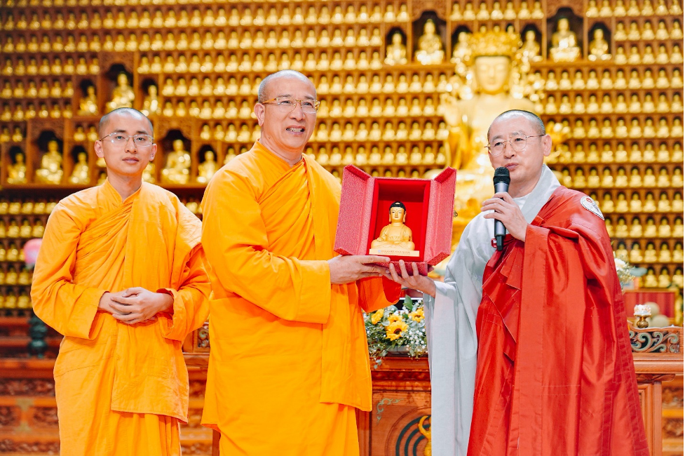 Thầy Thích Trúc Thái Minh đón nhận pho tượng Phật đặc biệt từ Phó trụ trì chùa Tam Quang (Busan).Chư Tăng chùa Hải Ấn đón tiếp đoàn thầy Thích Trúc Thái Minh và các chư tăng tại Busan.