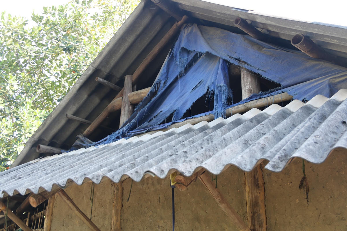 Căn nhà chị Lường Thị Mai và các con hiện đang sinh sống được xây dựng từ lâu, nay đã xuống cấp nghiêm trọng.