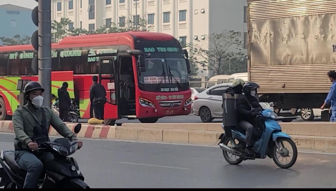 Nhà xe Bảo Yến Group đi Tuyên Quang BKS 29B 00438, đón khách ngay lối vào đường Vành đai 3 trên cao.