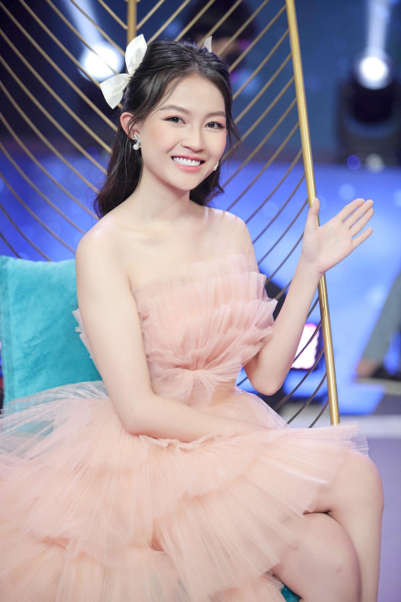 Song Dương xuất hiện tại chương trình xinh đẹp như một nàng công chúa.