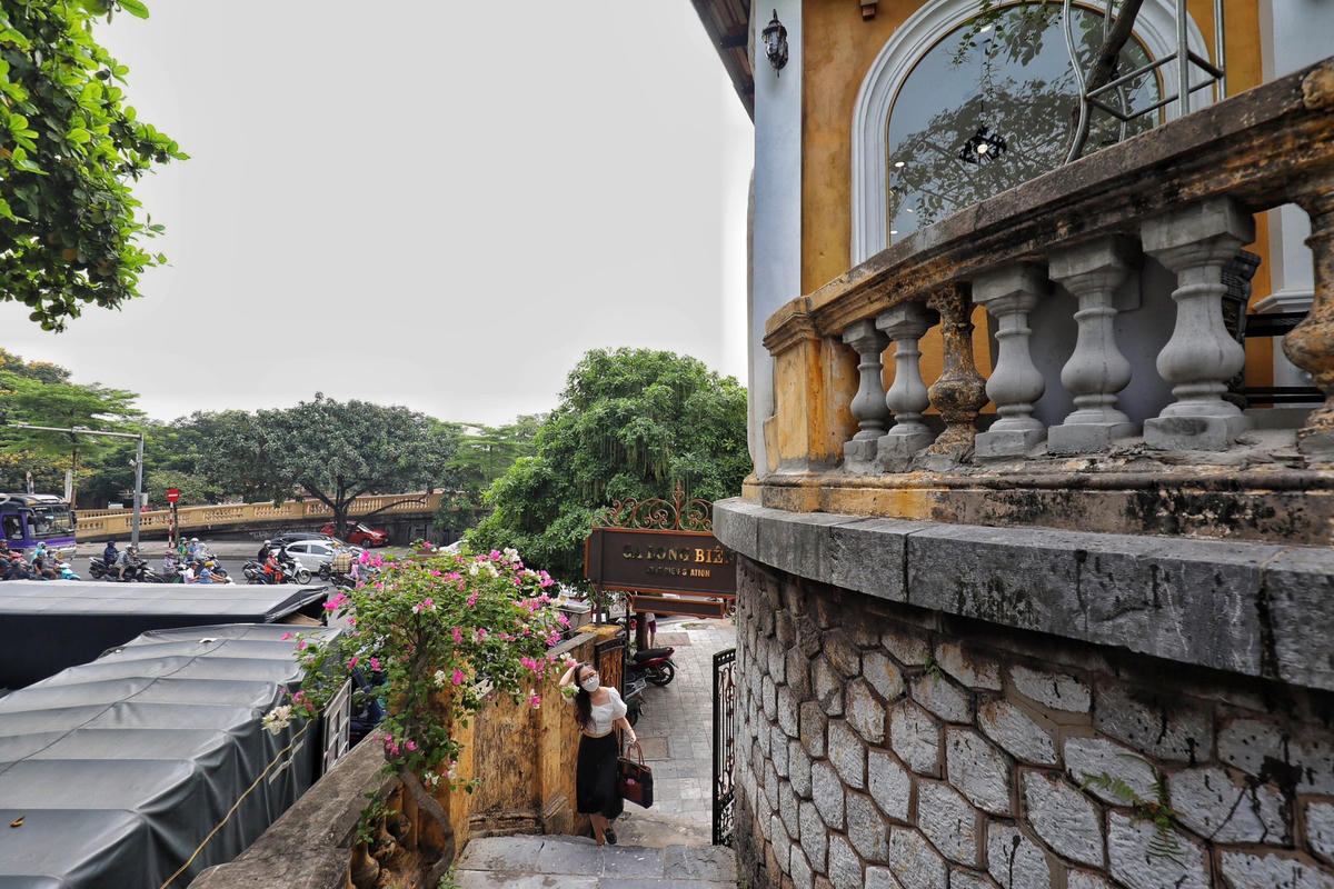 Ngay sau khi quán cà phê đi vào hoạt động nhiều bạn trẻ đã tìm đến để ngắm tàu chạy, chụp ảnh cùng những chiếc tàu.