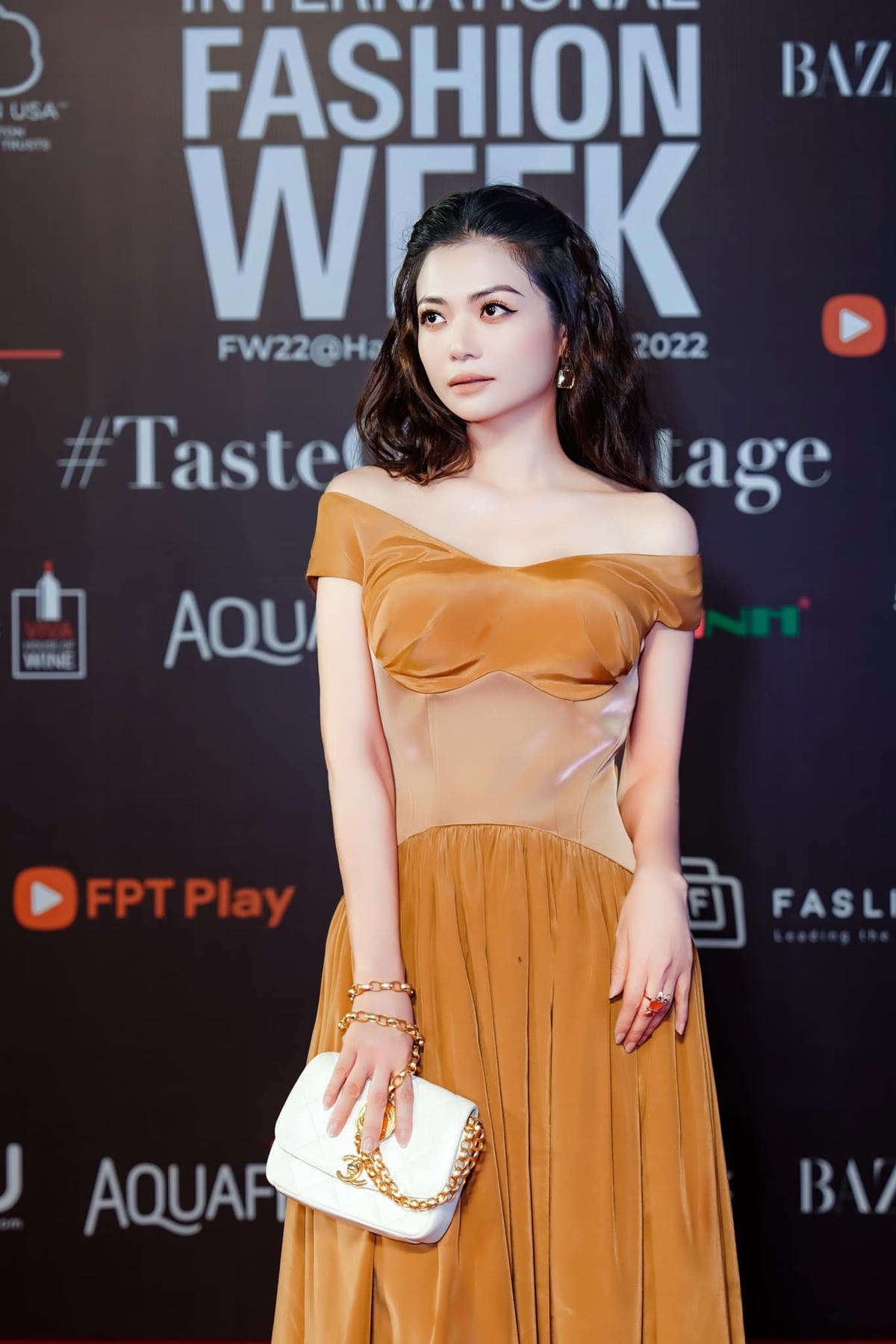 Tuổi 40, Kiều Anh chăm chỉ đi sự kiện, hình ảnh quyến rũ khác xa Nhung trong "Phía trước là bầu trời" khiến khán giả vô cùng thích thú. 