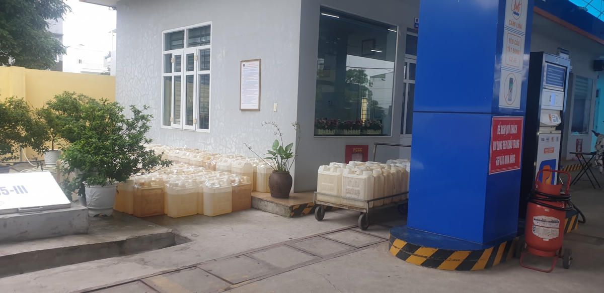 Loạt can xăng dầu đã được đóng sẵn, chờ để vận chuyển đi.