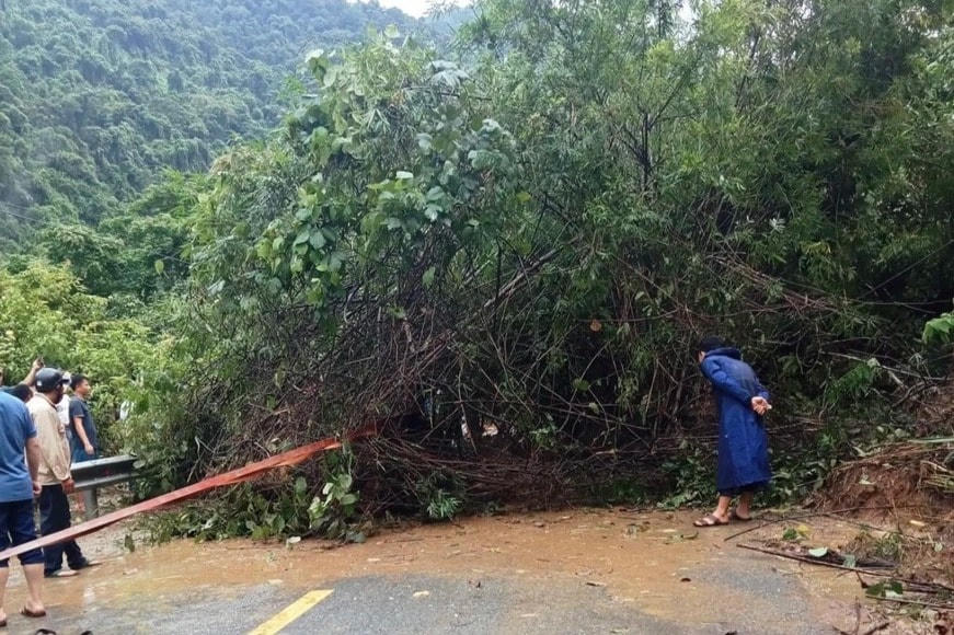 Hiện trường vụ sạt lở đất khiến 2 nữ giáo viên bị mắc kẹt vào lan can đường.