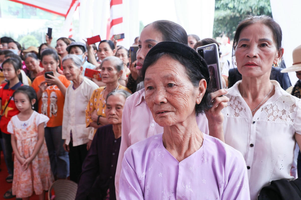 Đông đảo người dân tại xã Quy Mông và các vùng lân cận hào hứng tham dự sự kiện ý nghĩa này.